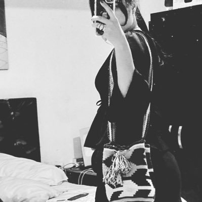 gissval98's profile picture. Está bien admirar la belleza de otros, pero primero debes abrir tus ojos y aceptar la tuya. - MW_ WATTPAD- @gissela_valentina