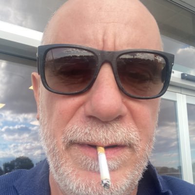 gigidimitri's profile picture. È così che muore la libertà: sotto scroscianti applausi