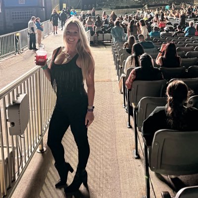 ErARazzi's profile picture. Pediatric Allergy & Pulmonology Nurse 👩‍⚕️🩺 , Social Media Maniac, Er-arazzi 📸 Adventure Seeking, Travel Loving Family 💙💙 & METS fan