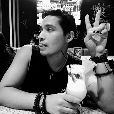 Antipoeta suicida. Alpinchista rebelde. Procrastinador intenso. Chaufólogo migrante. Artivista en re-evolución.