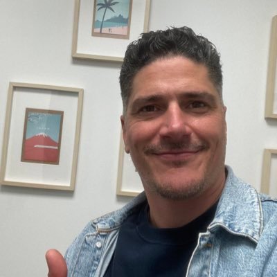 Born in Canada. Moved to France with wife. Raising two boys. Teaching English to French Software Engineers. Love Brazilian Jiu-jitsu and Magic Mushrooms.