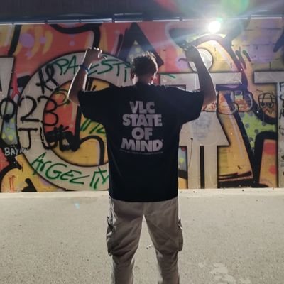 AkiseAru97's profile picture. Soy como el contenedor del vidrio, lleno de cristales rotos y alcohol. Los dramas en @Akikandado. Historiador, pero no mucho.