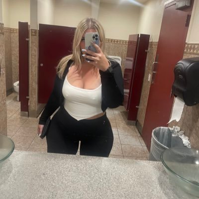 Curvy Canadian 🍑 Guranteed thicker in person