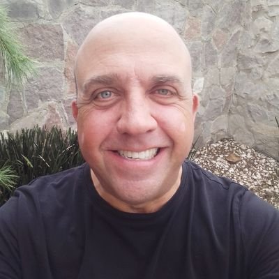 Periodista de a pie y de profesión comunicólogo. Consultor en Comunicación Estratégica y Relaciones Públicas empresariales. Premio Estatal de Periodismo 2025.