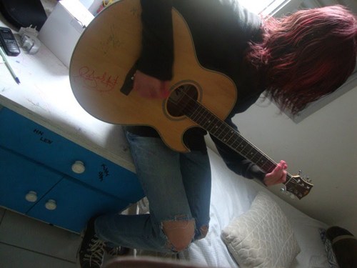 odeio outros tipos de musica a nao ser rock,toco guitarra baixo,sou xato feio,eeeeee mais nd:)