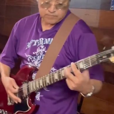 自称ギターリストです。ギターや音楽関係やその他を投稿します。別アカウントでは世界の料理もポストしています。料理好きな方はそちらも宜しくお願い致します。https://t.co/R5DYbsD8ir