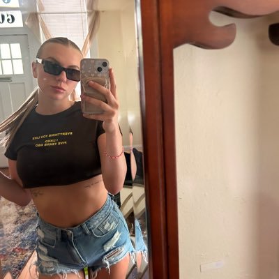 claireehazard's profile picture. follow for drake tweets