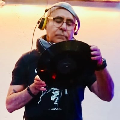Dj 🎧 Selector, Comunicólogo🎤, Cultivo de la Alerta Mental🧘🏽♂️ y Ciclista urbano 🚲 IO RISPETTO I PEDONI🚶🏽♂️