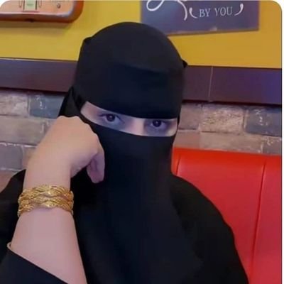 كمن قمر يا عيوني شاغلين البال ..
قدني معذب قفاهم دايمن معلول ..

يا لعنبو من قهرني اوبخل بل مال..
من شان حلو المباسم كلشي باطول..