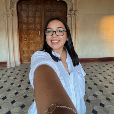 AndreaCasVal's profile picture. Mamá. exPat. Nómada Digital. especialista financiera. periodista. y lo único que me sale bien luego de encontrar una nueva pasión es reinventarme 🤷🏻‍♀️