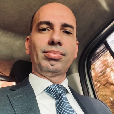 fariarodrigo09's profile picture. Advogado e Vascaíno. O resto é o resto ◤✠◢