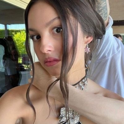 brubstudie's profile picture. should we just search romantic comedies on netflix and then see what we find?