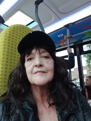 J'aime pas les bios, c'est long (pour moi) et ça m'ennuie..Mais fans d'horreur, bienvenue ! 👹Sinon, maman et modo du tchat chez @Globtopus. Viendez aux lives !