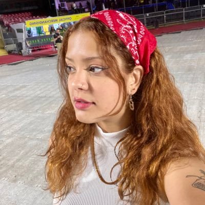 Cristã, 20y, bookstan, letras pt/eng, mãe do Koda, militante, artista, teacher e cansada