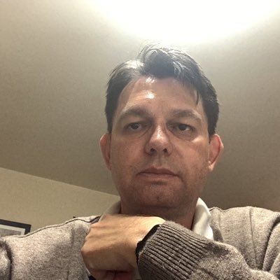 marcelomedvid's profile picture. Penso, logo existo...