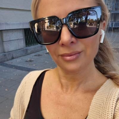Jag: Dotter. Syster. Vän. Moster. MFF-supporter. Förskollärare. Jag älskar: Familj. Vänner. MFF. Mat. Godis. Resa. Fotboll.