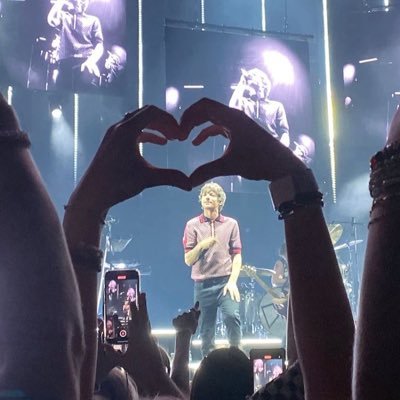 🇨🇦/I’m Lexi, I’m bilingual and currently learning my third language! (I know French and English, I’m learning German) I have a severe One Direction obsession