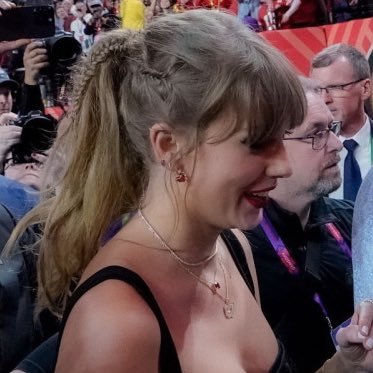 tripletswft's profile picture. aelin galathynius and julia bergmann ilysm!!