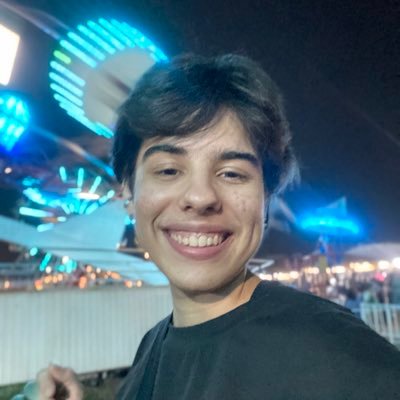 Tenho pinta de poeta. As vezes posto poema. Fica, vai que você gosta. Ela/dela.