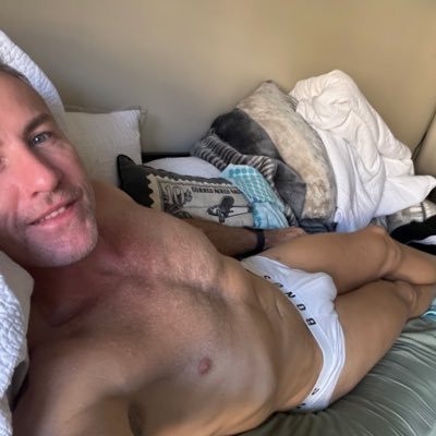 Fit sorted single guy who loves music, good food & travel. 💪🏻 🥘✈️ 🏋 🏊🏻 🥾☀️🌴👬