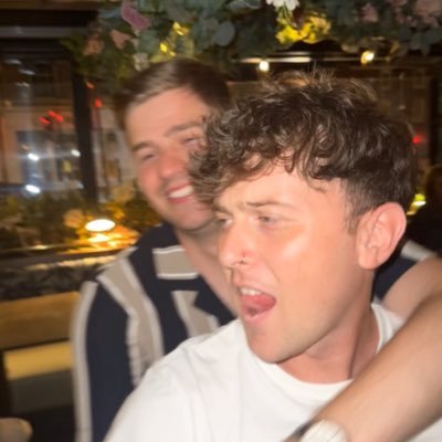 LeonMansley's profile picture. Is in a @thebottlemen video!