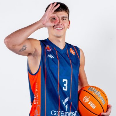 Periodista i jugador professional de bàsquet de l’Hestia Menorca 🏀 LEB Or