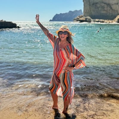 DiDee19_'s profile picture. Penguin loving partaker of gin & cheese. Love a handbag, music, HMFC and my dog Rudi. I don’t eat animals. 🌱#fuckcosmic