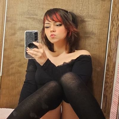 18+ only 🌙 Latina goth 🖤 Pokemon lover 💫 I only respond on OF