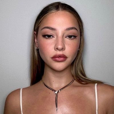 Votre meilleure source en français sur l'actualitée de Madelyn Cline depuis 2022 -Nous ne sommes pas elle ! 📸 Dm pour les crédits.