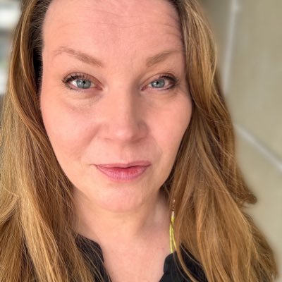 Töissä mediassa. Feministi, kaupunkilainen, mutsi. Rakastan palstaviljelyä, politiikkaa ja Helsinkiä. Postaukset ovat mielipiteitäni.