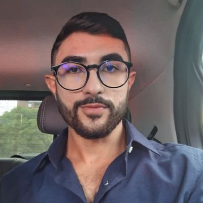 Professor/ Biscoitos e militância. Se for meu aluno por favor se retirar./ Sim, tenho um irmão muito parecido comigo, mas o perfil não é dele.