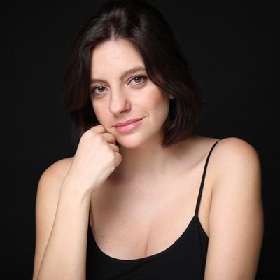 Soy actríz. Como hobbies emprendedora y unas cuantas cosas más... Creo que las conexiones adecuadas pueden dar forma a proyectos maravillosos.