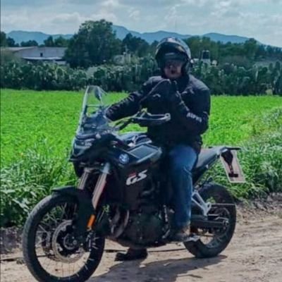 Amante de la vida, apasionado de las motocicletas, orgulloso Capitalino, de Cruz Azul y Diablos Rojos.