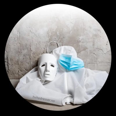 Hvite Dresser er en taus, stille og fredelig performance art gruppe, etablert 20. november 2021 i Oslo. Vi snakker ikke, bare går på rekke og rad rundt i byen.