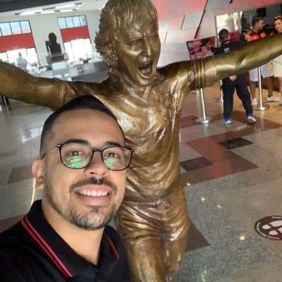 Neste perfil você encontra: Flamengo, reclamações, piadocas, ironias, Fiz o L, indiretas, humor e de vez em quando vídeos de mim cantando.