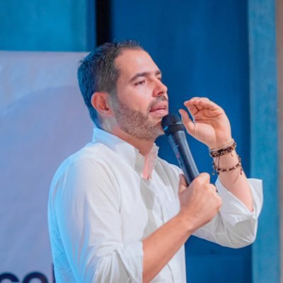 Hijo, esposo, papá, empresario y ciudadano.