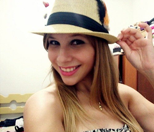 16 anos, aquariana. Não suporto pessoa vulgar, falsidade, inveja, mentira, futilidade, fofoca, drama, imaturidade, falta de caráter e falso moralismo.