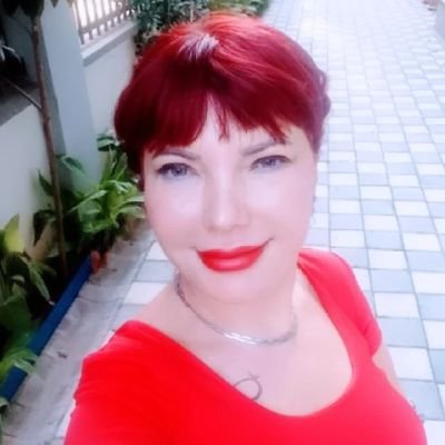 Güzelliğin şarkısını söyler..Doğayı,kedileri ve bütün sokak canlarini çok sever..En sevdiği üçlü:Çiçekler,hayvanlar ve kitaplar😊