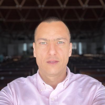 Consultoria em Negócios Imobiliários de Alto Padrão.