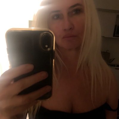 bobbieskates's profile picture. People watcher.Lover of wit. music/politics/media/sociology/anthropology/skate/beach/sex/body language
