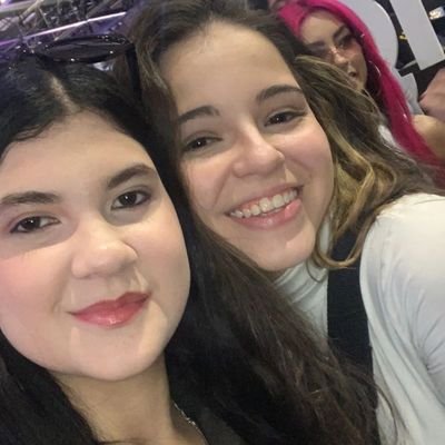 Me expresso através das lives das Celinett, Analuv e Funbabe, das músicas da Sabrina, Taylor e Baco e tambem de jogos vorazes, TVDU e mais umas coisas aí.