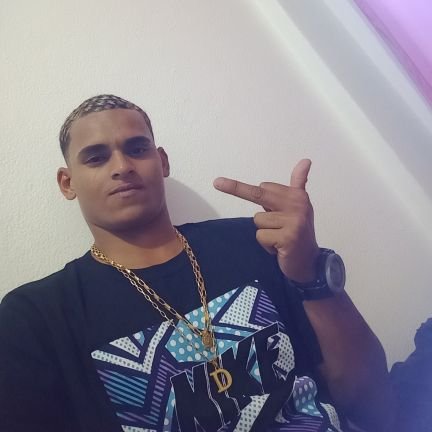 { O Senhor me cerca, pela frente e por trás, e põe a sua mão sobre mim.} Sl 139:5 🙏 😇 C.R.F ❤️🖤