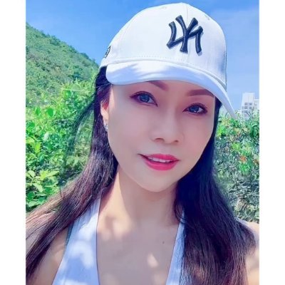 I am a beautiful, gentle, elegant, intellectual woman with a slim and plump figure. I really want to find a shoulder to lean on. #climbmountains #reading 📖👟😊
