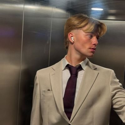 updates on @_domlawrence_ !! | admin : @noirrleon | STREAM POV WITH DOM ON SPOTIFY AND APPLE MUSIC!!!!