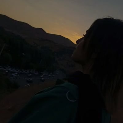 بەینی خۆمان بێت
گوێی دیکتاتۆر کەڕ
تەنها لە باوەشت
جودایی خواز نیم...