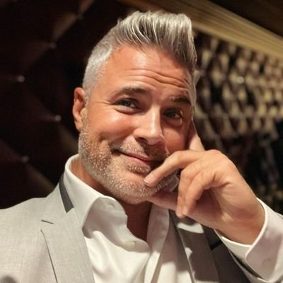 Trying to do what I can with what I've got,
I love, Traveling singing Entertaining spending quality time with my family in the beach 🏖️ I'm a single dad