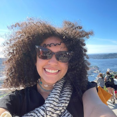 adricarol112's profile picture. 