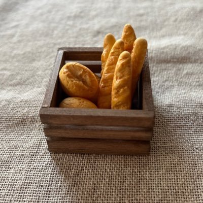 take_it_easy723's profile picture. 素朴で温かみのあるミニチュア家具を目指して制作。minneで販売しています。最近はミニチュアフラワーも制作してこちらはcreemaで販売。旅も大好き。人生楽しみながら老いていこうと思っています。