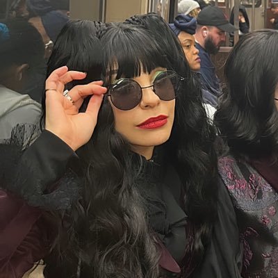 (she/her) 30s, Venezuelan living in NYC, professional costume beader & designer.