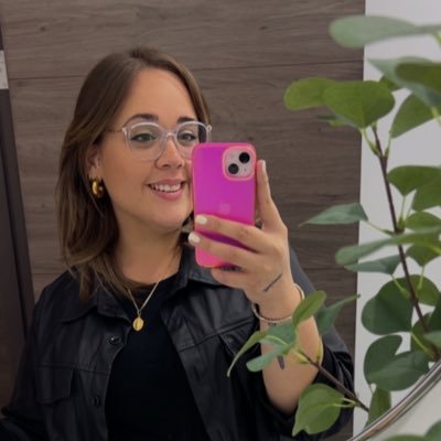 EloSafie's profile picture. Sarcástica y mecha corta. Hablo spanglish. Dicen que mucho grito, que soy coqueta, chistosa e imprudente.